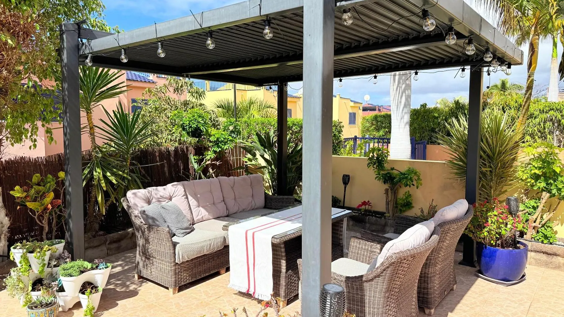 Cozy Corner Close To Beach, Golf And Shopping location